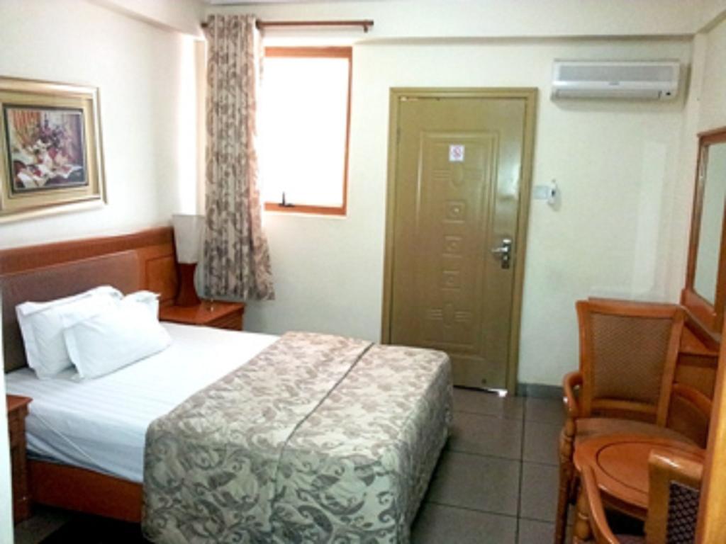 Sunset Hotel Kumasi Bilik gambar